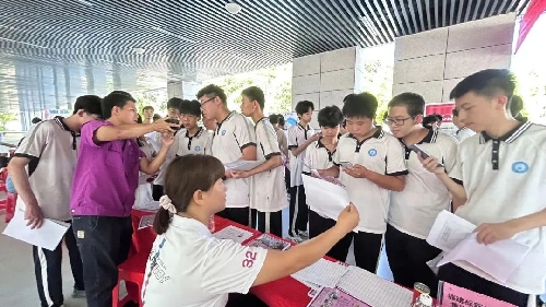 “標新集團新生入學”